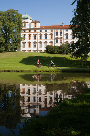 Radfahrer vor dem Celler Schloss (Foto: Nina Weymann)
