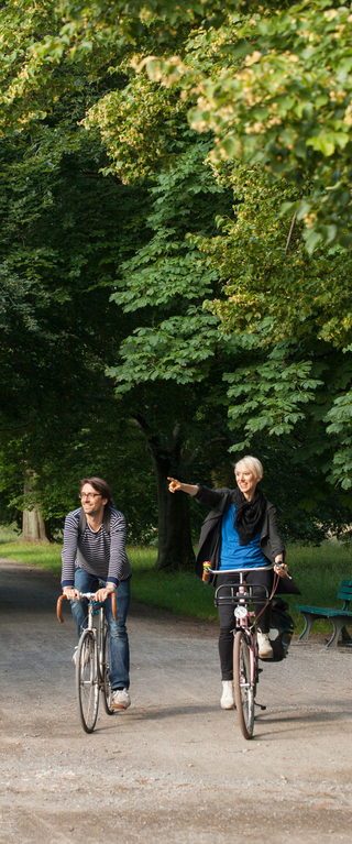 junges Paar auf Fahrradtour im Wald (Foto: Nina Weymann)