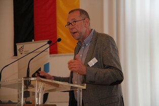 Prof. Dr. Axel Priebs, Erster Regionsrat und Vorstandsmitglied des NEWH, referiert zum "Konsensprojekt Großflächiger Einzelhandel".