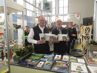 Martin Fahrland, Geschäftsführer der Mittelweser-Touristik GmbH (links) und Andreas Manz, Wirtschaftsförderer des Landkreises Hameln-Pyrmont mit der Karte zur Kulturroute auf der Internationalen Grünen Woche in Berlin.