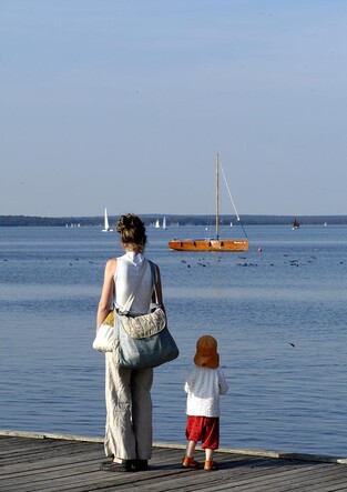 Frau und Kind am Steinhuder Meer